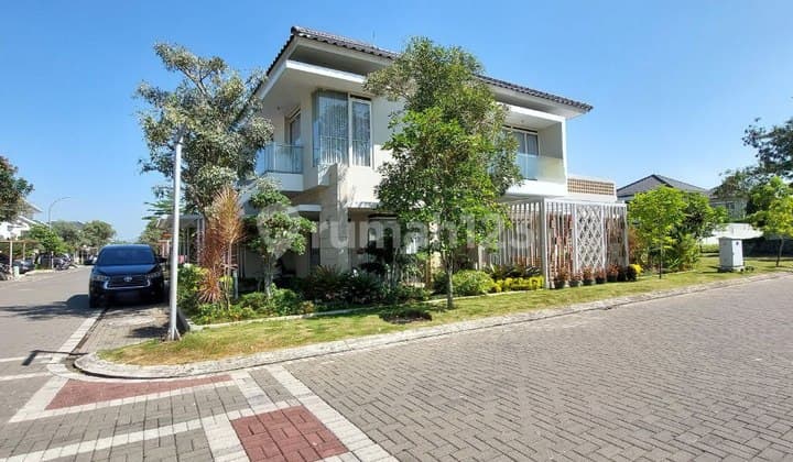 Rumah hoek asri terawat siap huni di Kota Baru Parahyangan