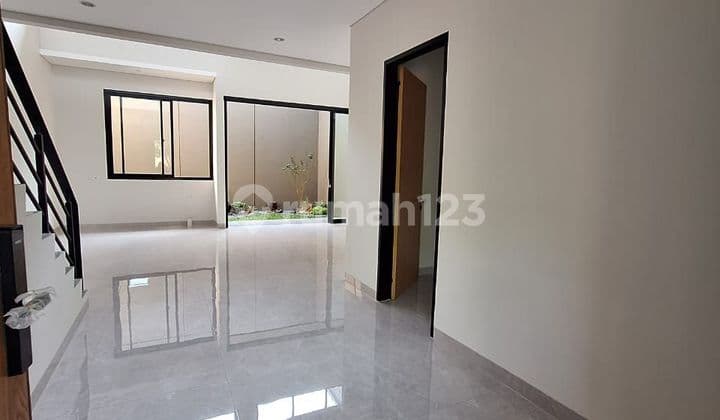 Rumah Baru Gress 2 Lantai di Singgasana Pradana dengan Material Lux Minimalis Modern