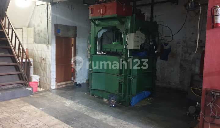 Cheap Warehouse on the Side of the Main Road Kh. Wahid Hasyim, Cipondoh, Tangerang City, Banten