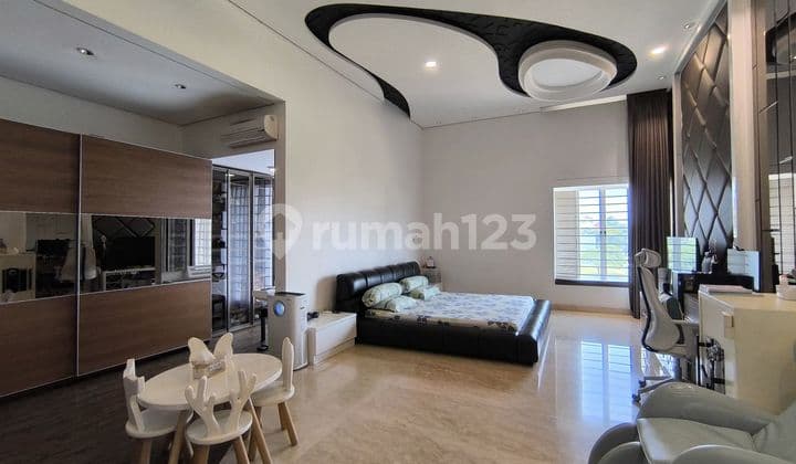 Nego, Rumah Mewah 3 Lantai Hadap Utara di Pantai Mutiara Pluit