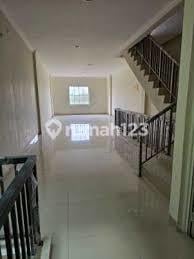 Ruko 3,5 Lantai Bagus dan Luas di Sentra Niaga Green Lake City dengan Lokasi Strategis
