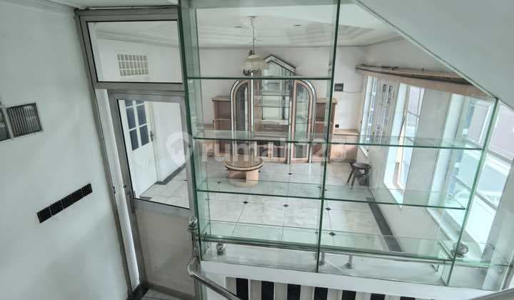 Rumah Mewah, Bagus dan Luas di Ketapang Cipondoh