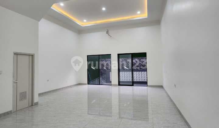 Nego Rumah Mewah dengan Kolam Renang dan Siap Huni di Taman Surya Kalideres