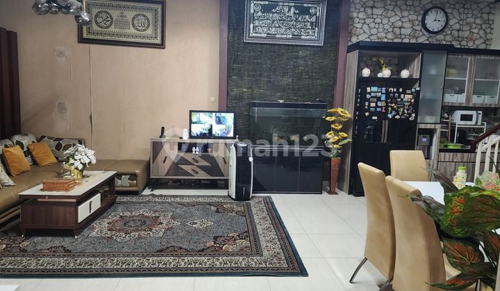 Siap Huni, 3 Lantai, Dekat Fasilitas Kesehatan, di Modernland