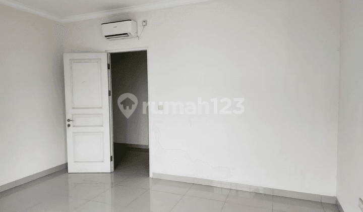 Negotiable! Take now a Good House in Hook Position, Area near Karang Tengah Toll, Super Strategic! in Europe Green Lake City Cluster