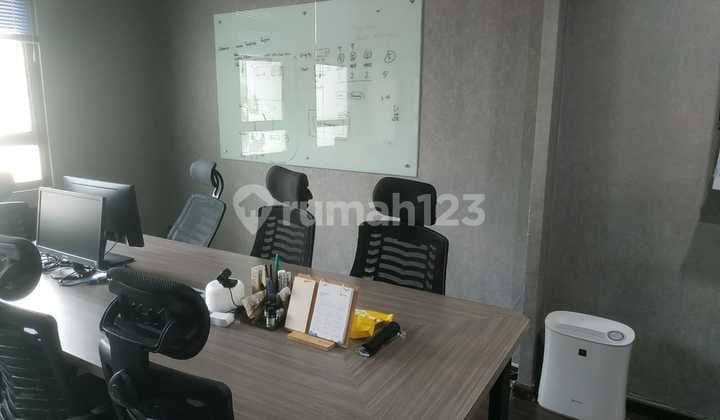 Quick sale of former office shophouse. Located in Menteng Center, Bintaro Jaya.