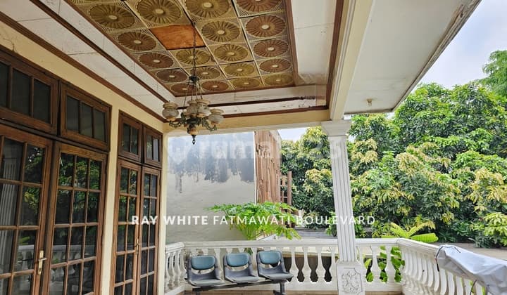 Menteng Rumah Besar Depan Taman Asri Dekat Mangunsarkoro