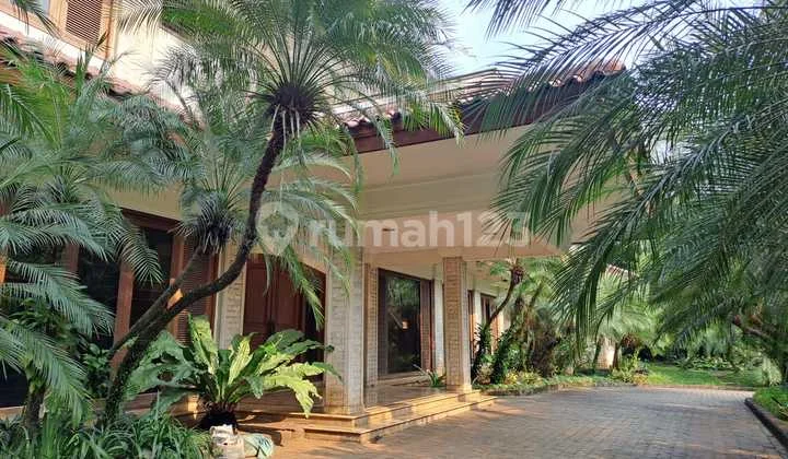 Rumah Megah Lapang Dengan Padang Golf Sebagai Halaman di Pondok Indah