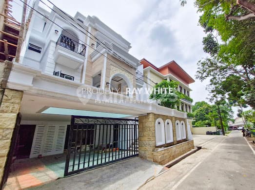 Rumah Baru Gaya Klasik Modern Dengan Pool Dekat Citos Cilandak