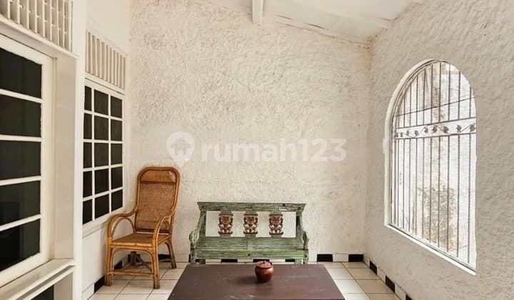 Rumah Klasik.2lantai Dlm Komplek Dekat Akses Mrt Di Lebak Bulus