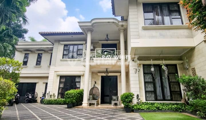 Rumah Klasik Besar Lokasi Nyaman Dekat Cilandak Town Square