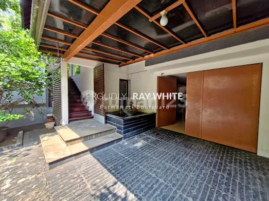 Cipete Selatan, Rumah Bergaya Country Dekat MRT & Sekolah Perancis