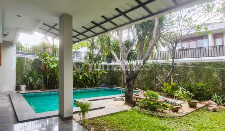 Kemang Dalam, Rumah Minimalist Semi Furnish Dekat Dari Kemang Raya, Bebas Banjir