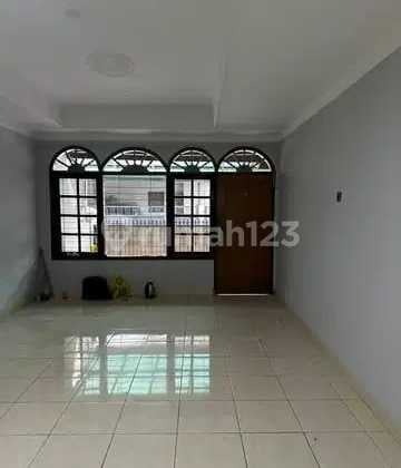 Disewakan Rumah Lokasi Strategis di Duren Sawit Jakarta Timur