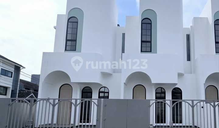 Rumah 2 Rapih Bebas Banjir Lantai Little Santorini di Citra Garden 2 Jakarta Barat Siap Huni