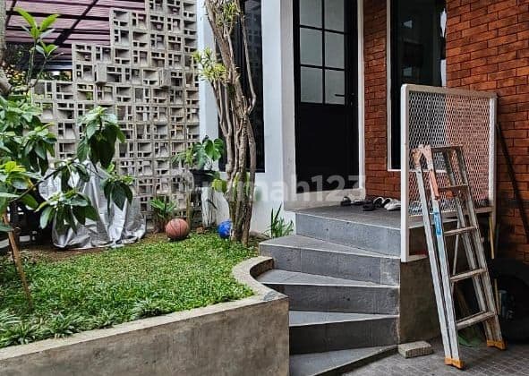 Rumah 2 lantai Daerah asri Komp Nirwana Regency. Siap huni