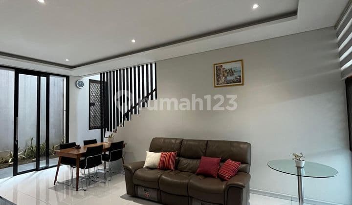 Rumah 2 Lantai Istana Regency Kota Bandung Belakang Dbotanica Mall Hadap Barat Shm Bagus