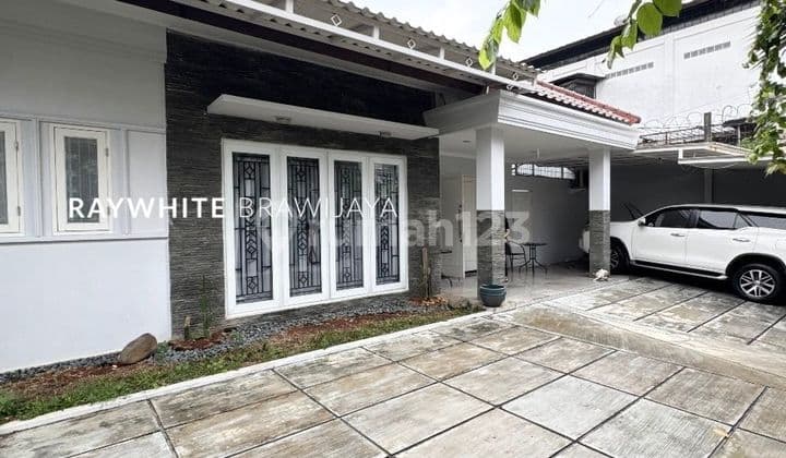 Rumah Lama Siap Huni Lingkungan Tenang Area Kemang Utara
