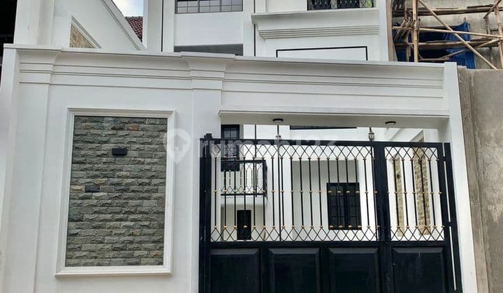 Rumah 3 Lantai Berkonsep American Classic di Cinere Limo