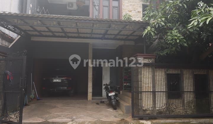 Rumah 2 Lantai 6 Kamar Tidur Dekat Pintu Tol di Sawangan