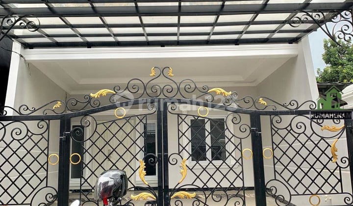 Rumah 3 Lantai Berkonsep American Classic di Jalan Raya Limo