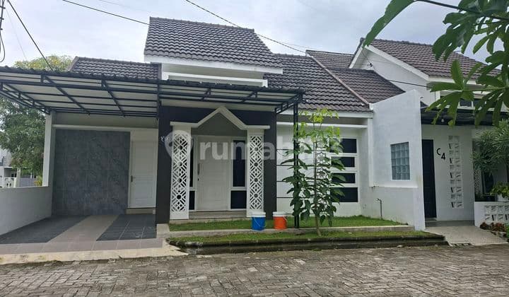 Rumah Free Design Lokasi Pinggir Jalan Raya Kota Madiun