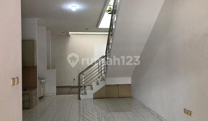 Rumah 5 Menit ke Stasiun Kereta Api Senen Jakarta Pusat