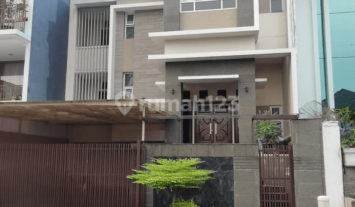 Minimalist Luxurious 3-Story House in the Istana Regency 1 Complex, Pasteur, Bandung City