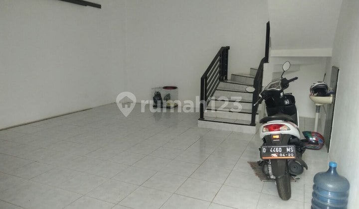 CIJAMBE, UJUNGBERUNG. RUKO 2 LANTAI PINGGIR JALAN DI KOTA BANDUNG