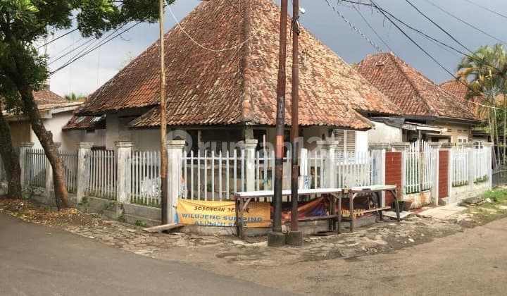 KEBONWARU, WING STREET JAKARTA, BATUNUNGGAL. OLD CORNER HOUSE LOCATED IN BANDUNG CITY.