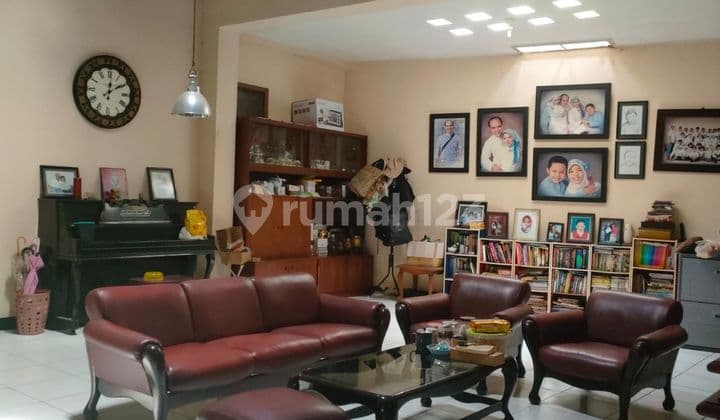 Cisitu, Dago. Rumah Siap Huni dengan Kebun Luas di Kota Bandung