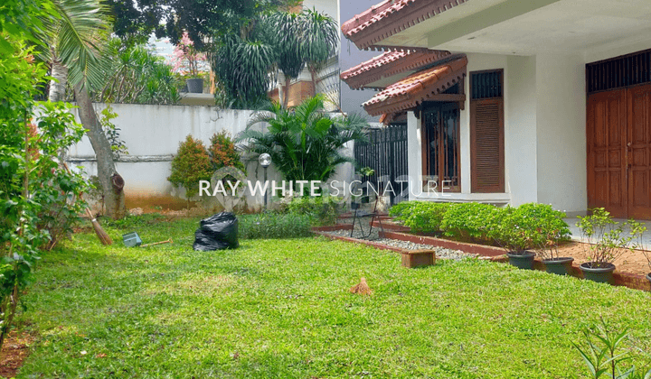 Rumah Lama di Jl Utama Lamandau, Jalan Depan Lebar 4 Mobil