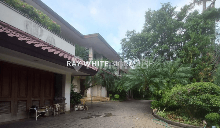 Rumah Lama Area Premium di Jl. Sekolah Kencana, Pondok indah