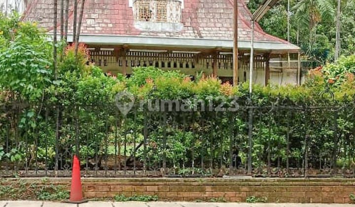 Old House Facing a Park on Jl. Kertosono, Menteng