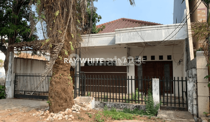 Rumah Lama di Cempaka Putih Tengah Bentuk Tanah Memanjang