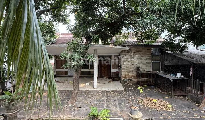 For Sale Spacious House in Wijaya Kebayoran Baru Area, Suitable for Commercial Use, Freehold Title, Building Permit, Flood-Free, Strategic Location