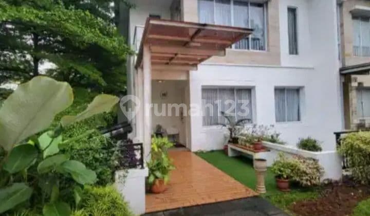 Luxurious and Comfortable House in a Complex in Lebak Bulus.
