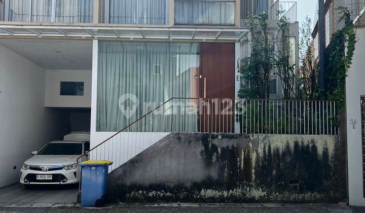 Rumah Siap Huni Dalam Town House di Kemang.