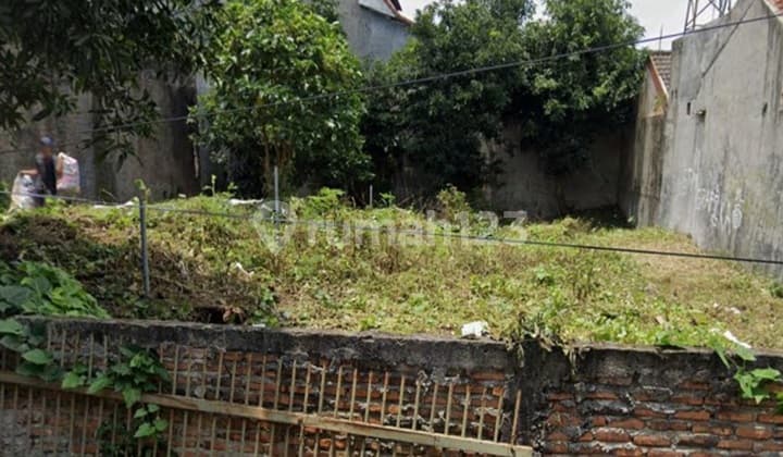 Plot Inside the Haji Nawi Cilandak Complex