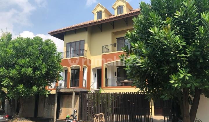 Rumah Hook Bagus Dengan Kolam Renang Di Pik...siap Huni