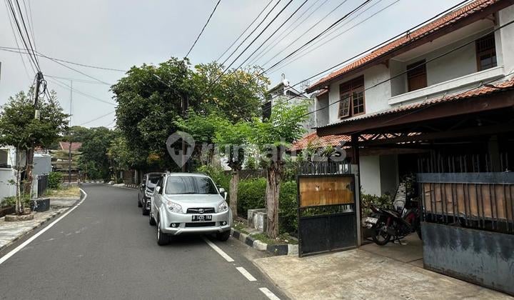 2-Story House in a Complex in Pejompongan, Bendungan Hilir, Central Jakarta.