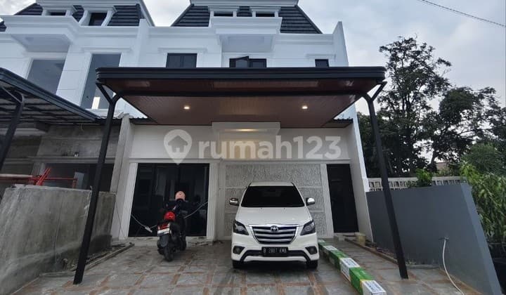 Rumah Baru American Classic Mewah, Bebas Banjir di Cluster Jatiwaringin