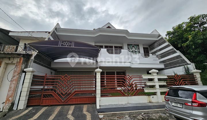 Dijual Murah Rumah Klasik Simpang Darmo Permai Dekat Pakuwon Mall