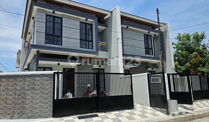 Rumah Mewah Pojok Depan Fasum Dekat Akses Tol Dan Raya Merr