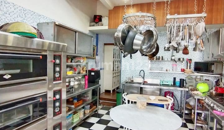 Rumah SHM 5 Kamar +3 Turun Dari 8,9 M Menjadi 6,9 M, Cocok untuk Keluarga Besar Anda, di Delatinos BSD Serpong 5 Menit ke Akses Tol Jorr & St Rawabuntu.