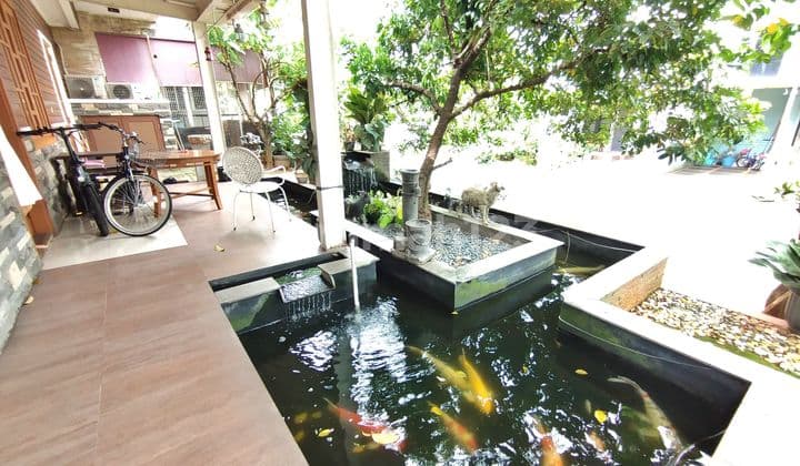 Rumah SHM 5 Kamar +3 Turun Dari 8,9 M Menjadi 6,9 M, Cocok untuk Keluarga Besar Anda, di Delatinos BSD Serpong 5 Menit ke Akses Tol Jorr & St Rawabuntu.