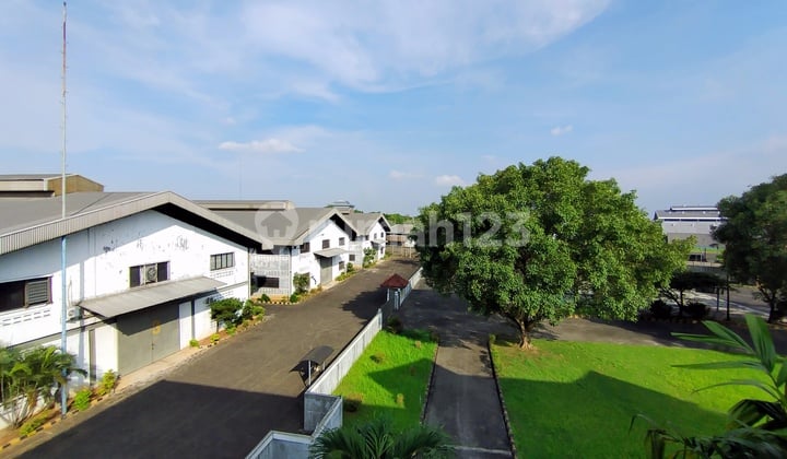 Jumbo Factory Warehouse Formerly of Famous Brand in Tangerang with Easy Access