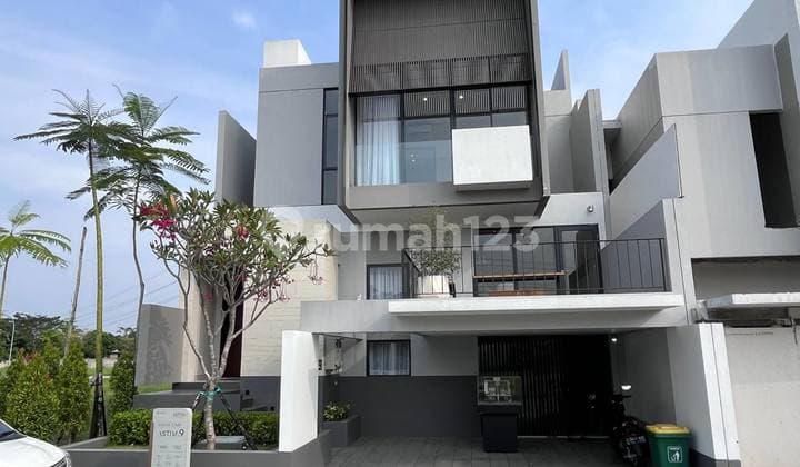 DESIGN Mewah 2,5Lantai Rumah Dekat Pakuwon Mall Wiyung Sby Barat