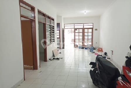 Rumah Lt. 7mx20m Lingk. Tenang Dlm Komplek di Taman Ratu. 16013