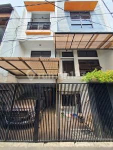 Rumah Siap, Semi Furnished, Lok Strategis di Tanjung Duren. 15773